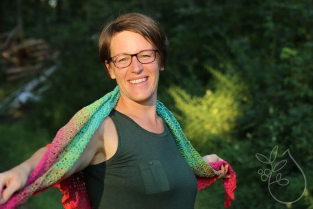 Sabine Praher im Sommer in der Natur mit farbenfrohen Schal